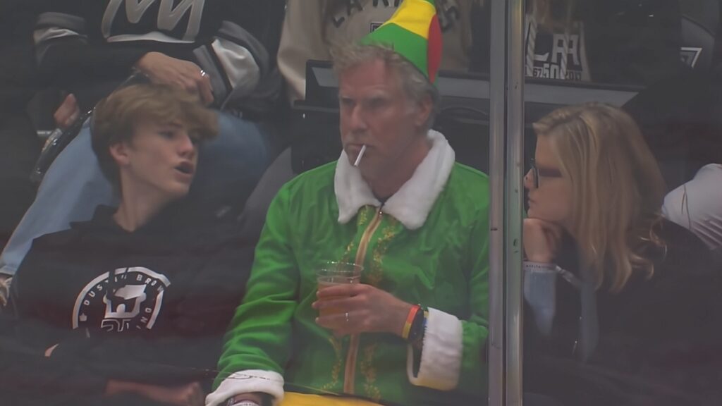 Will Ferrell assiste à un match de hockey déguisé en Buddy the Elf