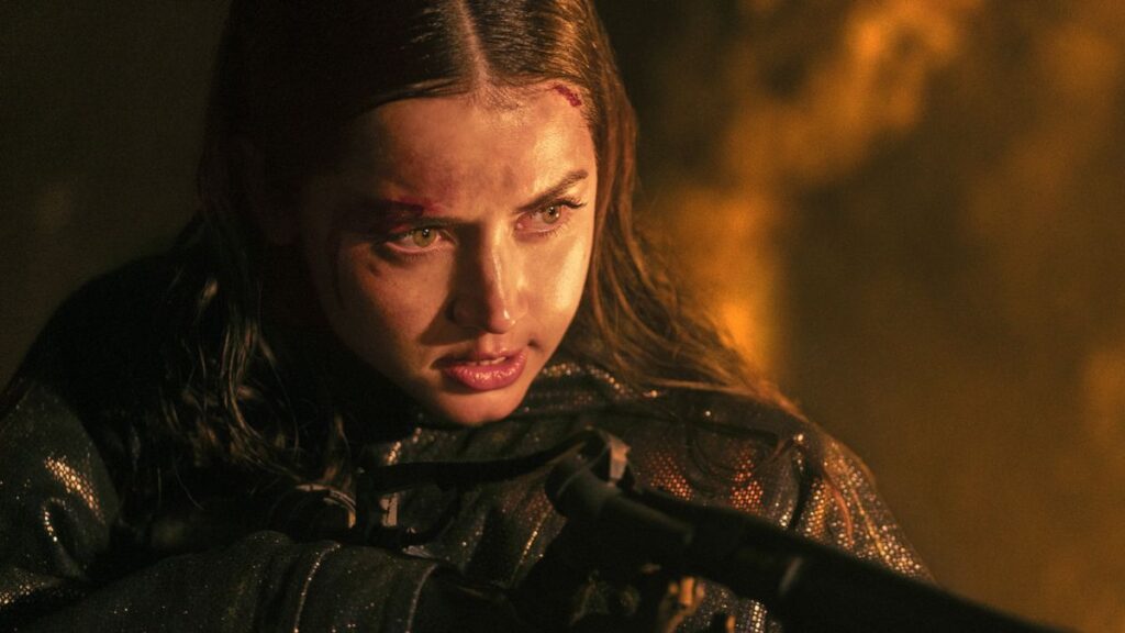 Ana De Armas de Ballerina se bat comme une dure à cuire dans une nouvelle séquence, mais j'adore vraiment ses commentaires drôles sur cette scène sauvage de lance-flammes