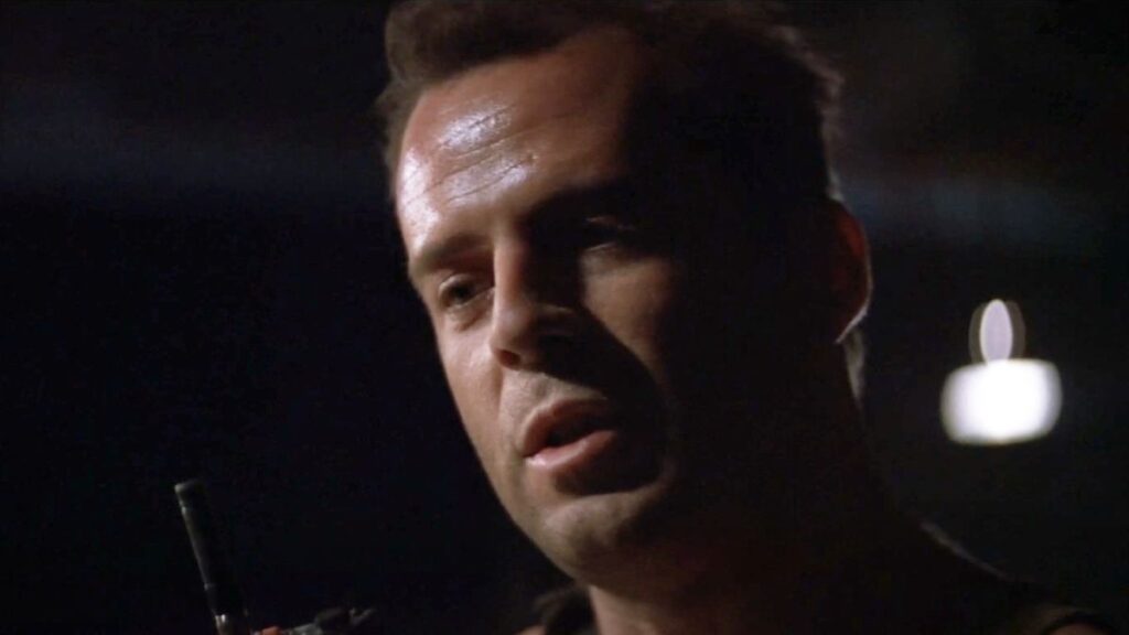 L'histoire derrière le saut explosif sur le toit de Bruce Willis dans Die Hard