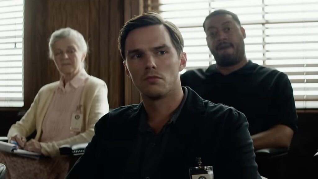 Le conseil d'acteur classique que Nicholas Hoult a reçu de Clint Eastwood sur le juré n°2 : "Je vais poser la question stupide et stupide"