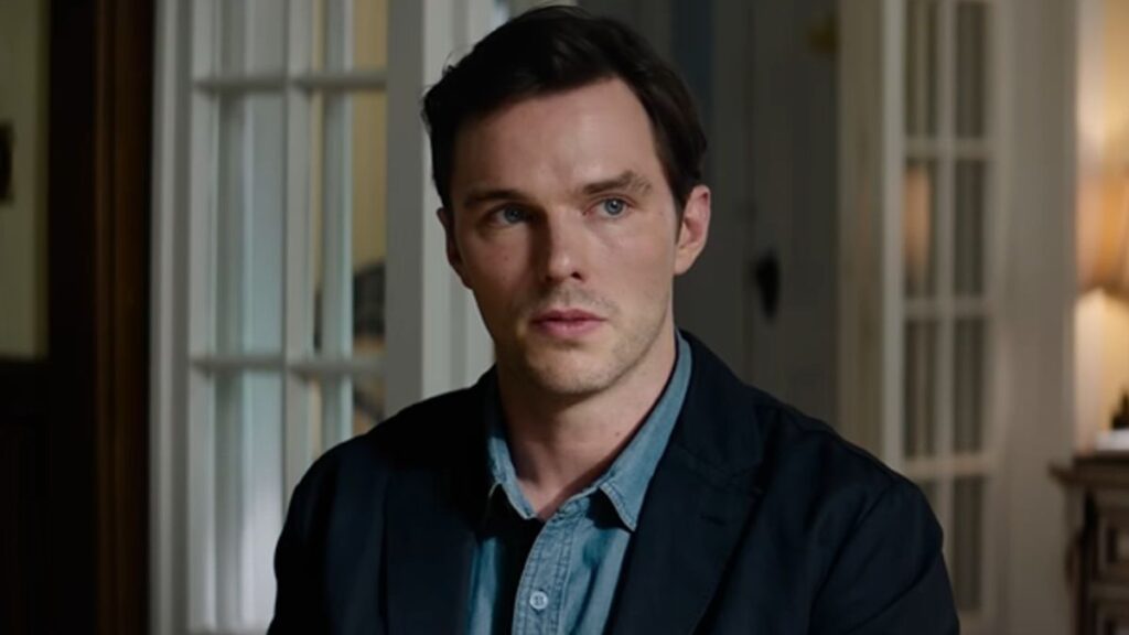 Nicholas Hoult n'était pas un campeur heureux lorsqu'il a découvert quelle était réellement la glace qu'il devait manger pour une scène