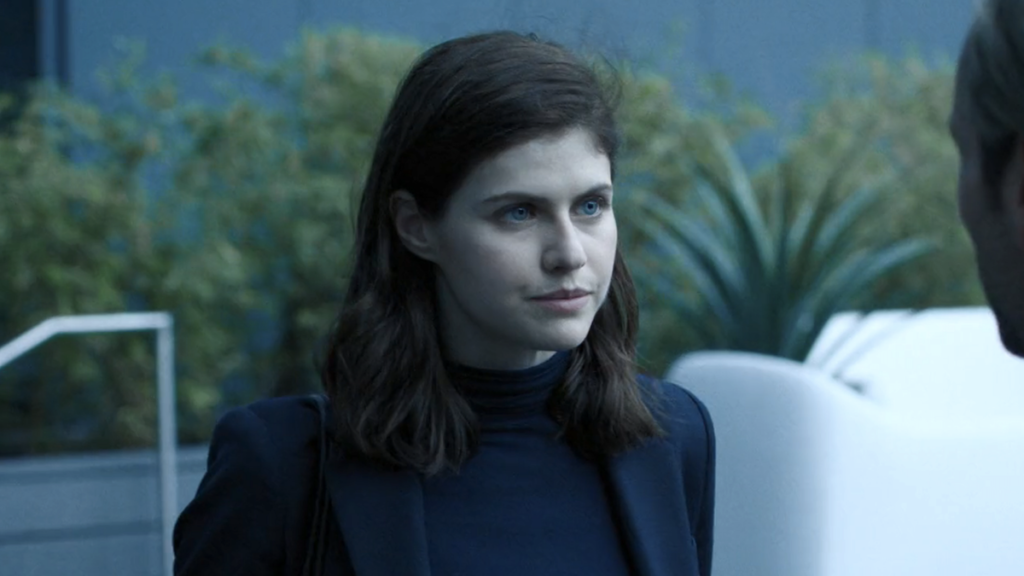 Alexandra Daddario a montré «l'art de se préparer» et honnêtement, cette pose de chaise maladroite n'est pas pour les faibles de cœur