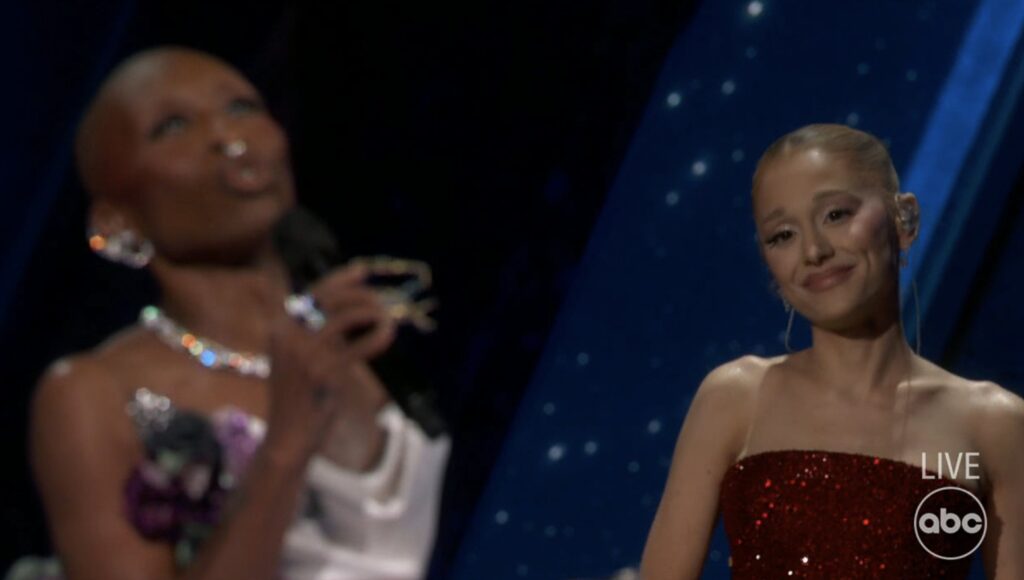 Ariana Grande et Cynthia Erivo interprètent "Défiant Gravity"