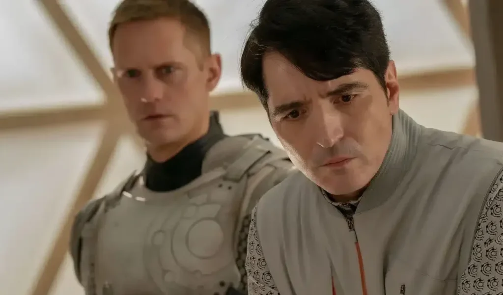 New Murderbot Images Aperçu des stars Alexander Skarsgård et David Dastmalchian en action