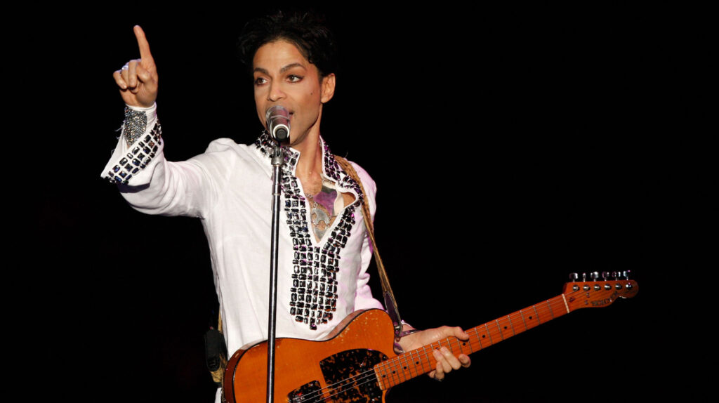 L'ajout tardif de Prince à Coachella n'a pas arrêté sa performance emblématique