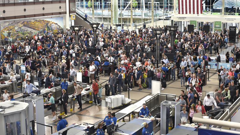 Les passagers se sont alignés pour passer par un point de contrôle TSA