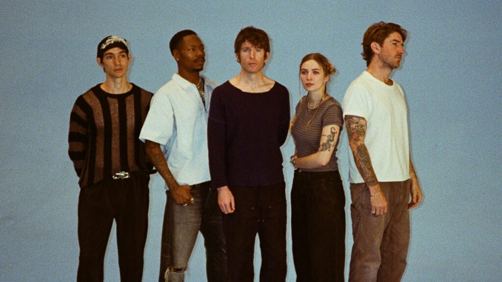Turnique à la première du film jamais assez au Tribeca Festival