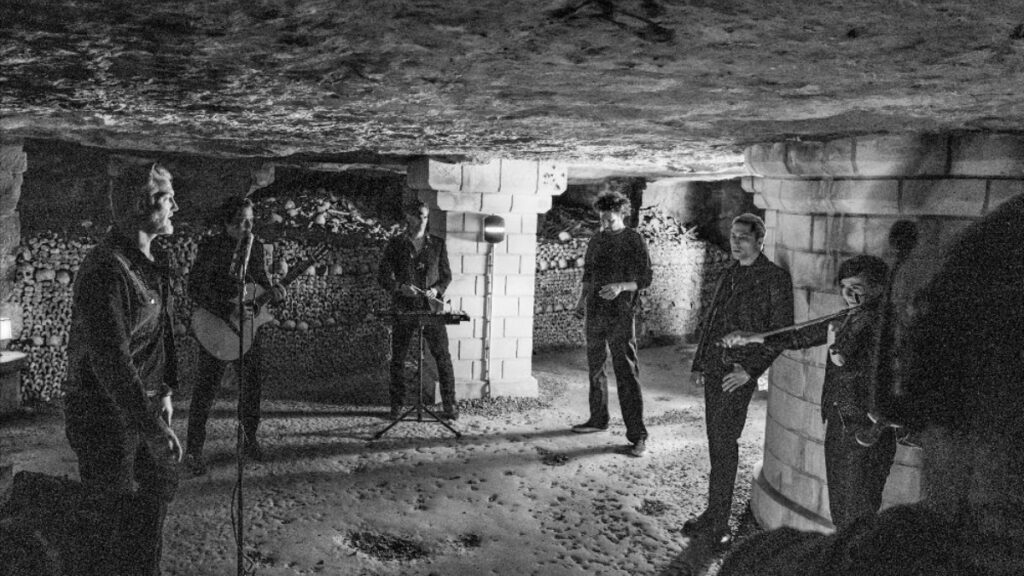 Queens of the Stone Age sortira vivant dans le film de concert de Catacombs