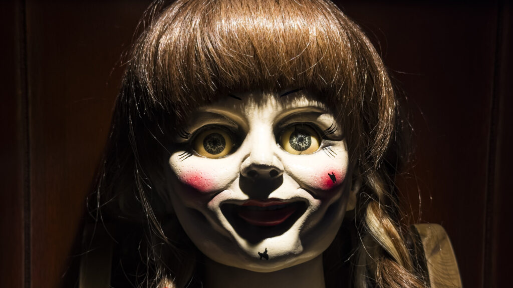 L'enquêteur paranormal décède en tournée avec Annabelle Doll, mais il n'aurait pas été le premier décès qui s'est produit