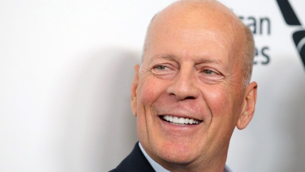 La femme de Bruce Willis dit qu'il est en "grande santé" mais son "cerveau échoue"