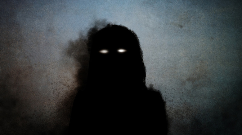 Silhouette démoniaque aux yeux brillants