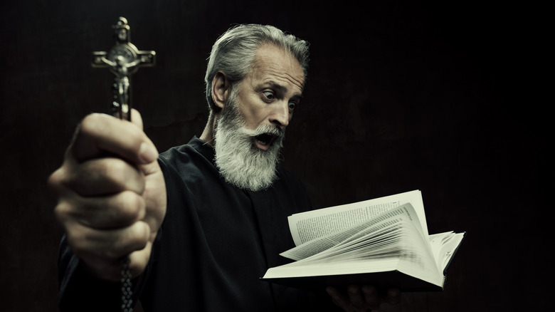 Exorciste avec des rites en croix