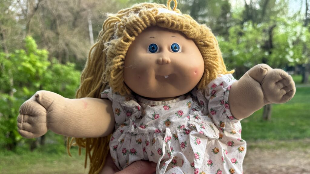 Jouets pour enfants classiques culte avec des histoires sombres