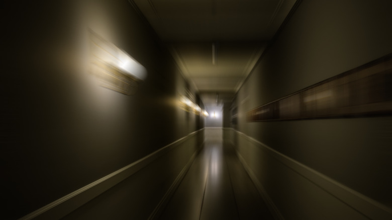 couloir flou étrange