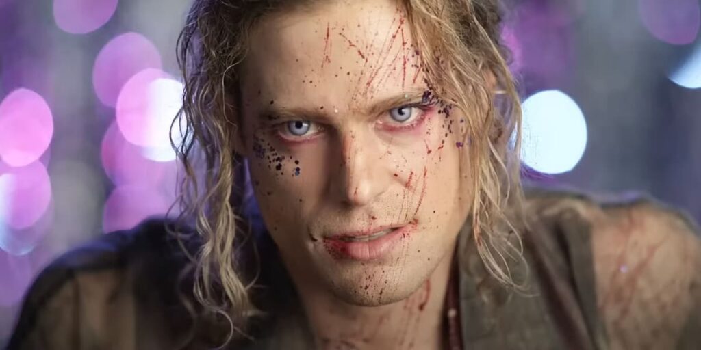 Lestat est un dieu rock torse nu dans une nouvelle interview avec les images de la saison 3 du vampire