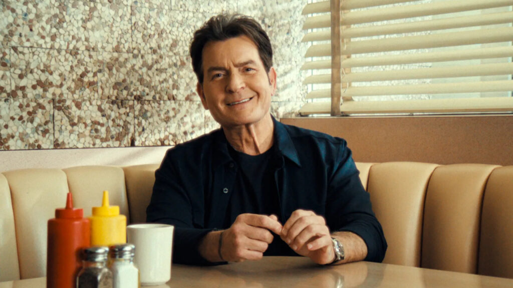 Charlie Sheen s'ouvre sur les rencontres sexuelles "libératrices" avec les hommes