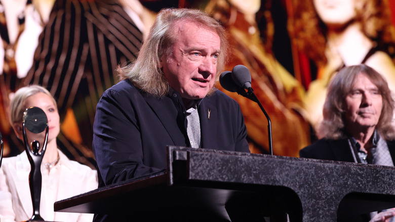 Lou Gramm s'exprimant sur le podium