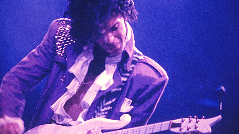 Prince jouant de la guitare électrique dans les années 1980
