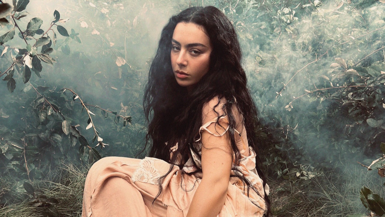 Charli XCX annonce l'album Wuthering Heights et partage "Chains of Love"