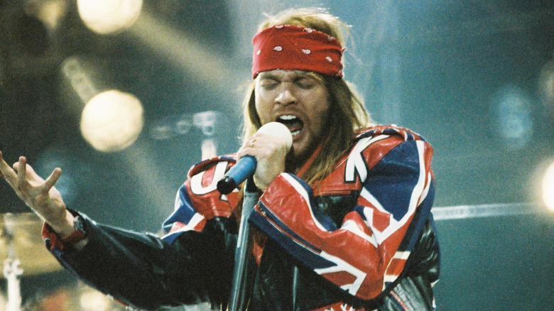 Axl Rose chantant dans un bandana rouge