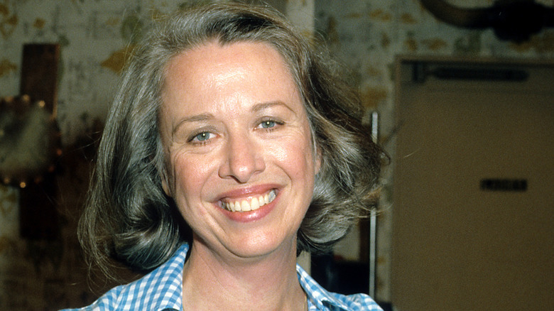 Polly Holiday souriante sur une photo publicitaire des années 1980
