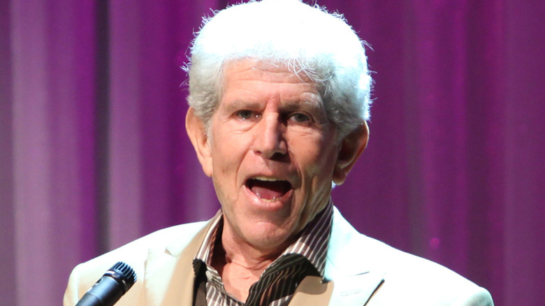 Tony Roberts prononçant un discours