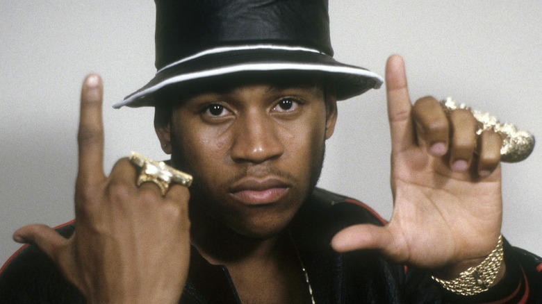 LL Cool J pose pour un portrait avec un chapeau noir