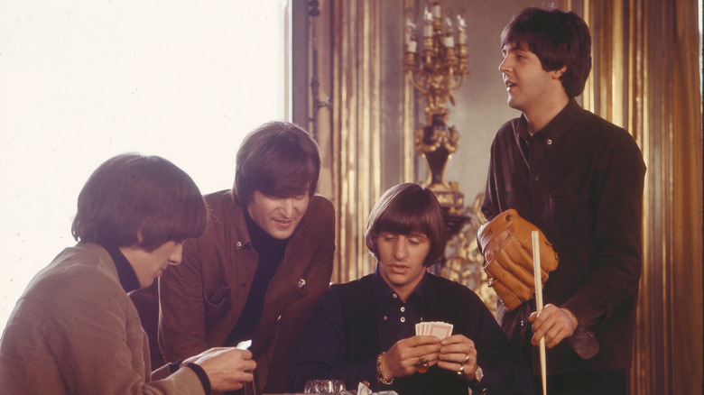 les Beatles jouent aux cartes dans la scène de l'aide