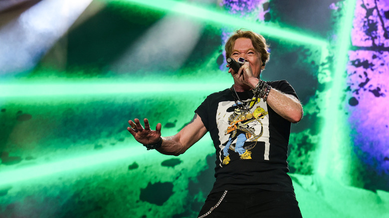 Axl Rose sur scène avec micro