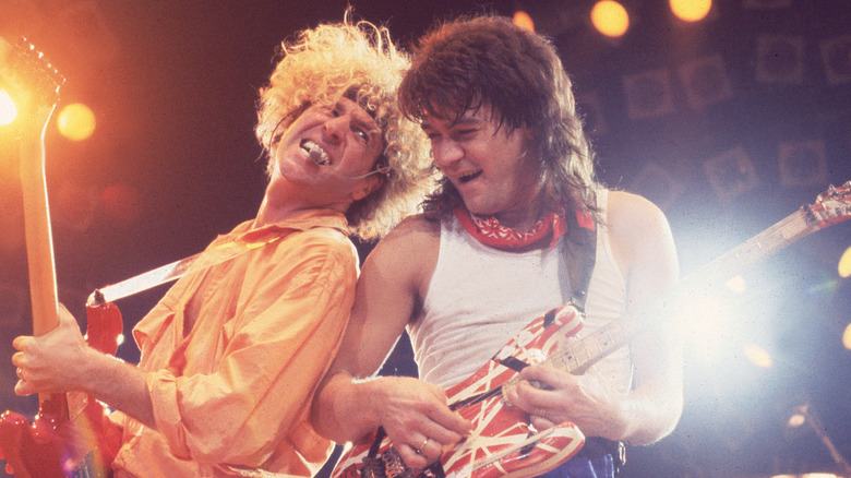 Sammy Hagar et Eddie Van Halen jouent de la guitare dos à dos