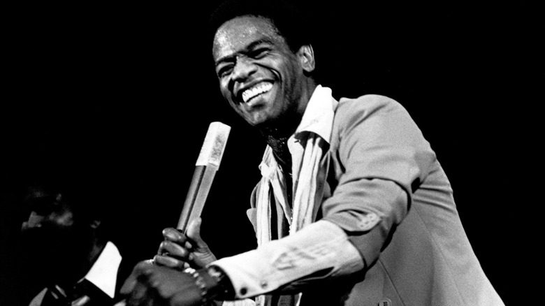 Al Green jouant avec un microphone en 1970