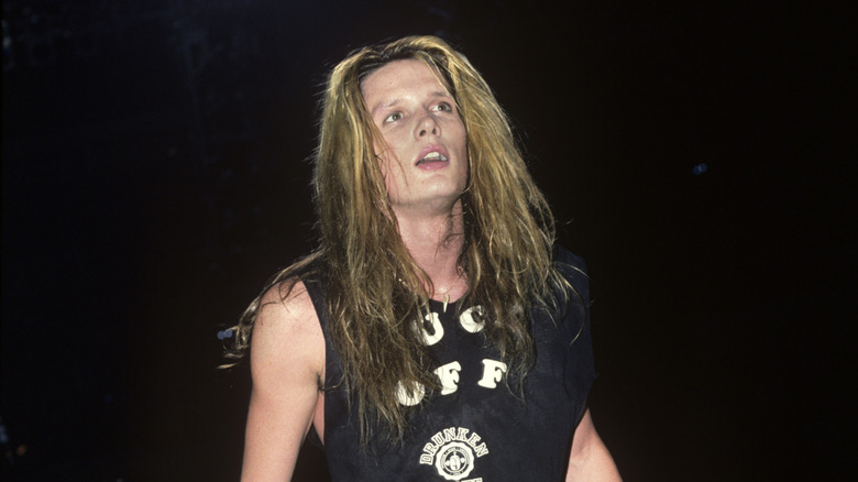 Sebastian Bach sur scène en T-shirt sombre en 1989