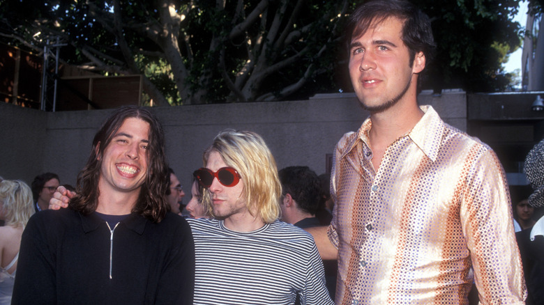 Dave Grohl, Kurt Cobain et Krist Novoselic de Nirvana souriants