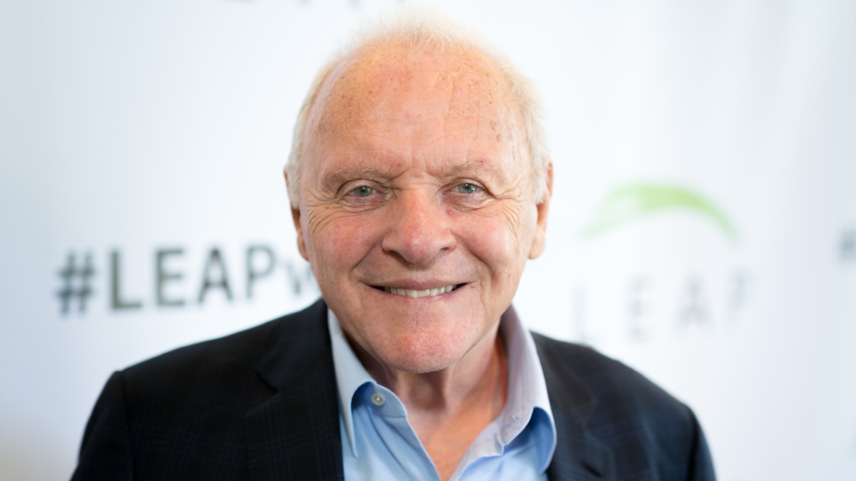 Anthony Hopkins célèbre 50 ans de sobriété avant son 88e anniversaire