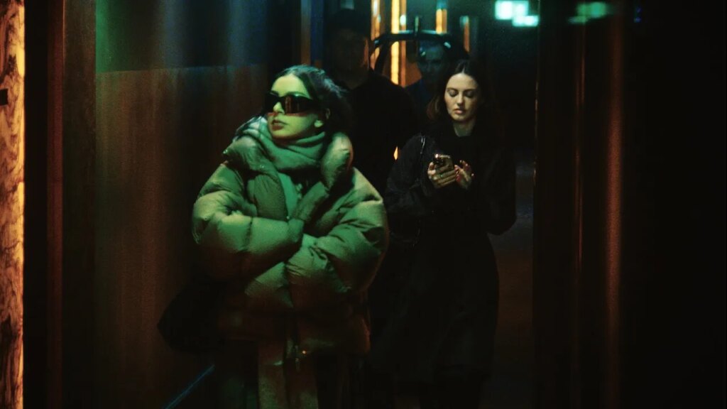 Charli XCX filme The Moment, I Want Your Sex en première à Sundance