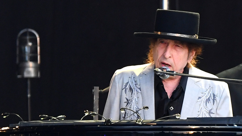 Bob Dylan chante sur scène en 2023