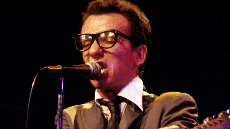 Elvis Costello ricanant sur scène dans les années 1970