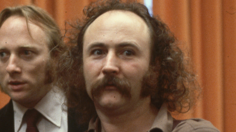 David Crosby a les yeux écarquillés sur une photo de presse des années 1970