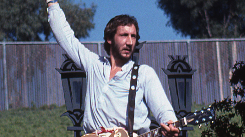 Pete Townshend jouant un moulin à vent de guitare sur scène en 1976