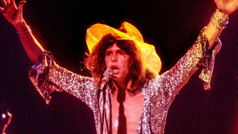 Steven Tyler avec un grand chapeau sur scène dans les années 1970
