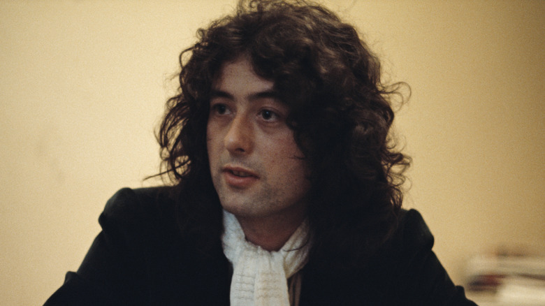 Jimmy Page au milieu d'un entretien dans les années 1970