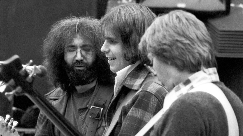 Jerry Garcia regarde Bob Weir jouer de la guitare