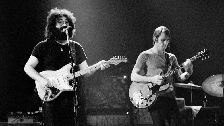 Photo en noir et blanc de Jerry Garcia jouant avec Bob Weir
