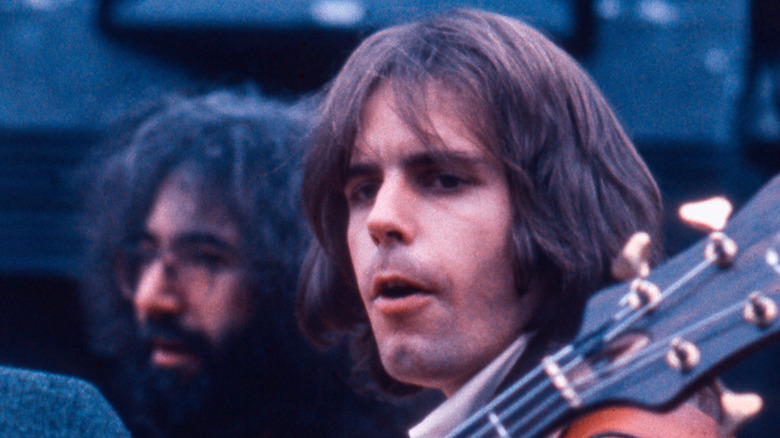 Bob Weir sur scène, avec Jerry Garcia en arrière-plan