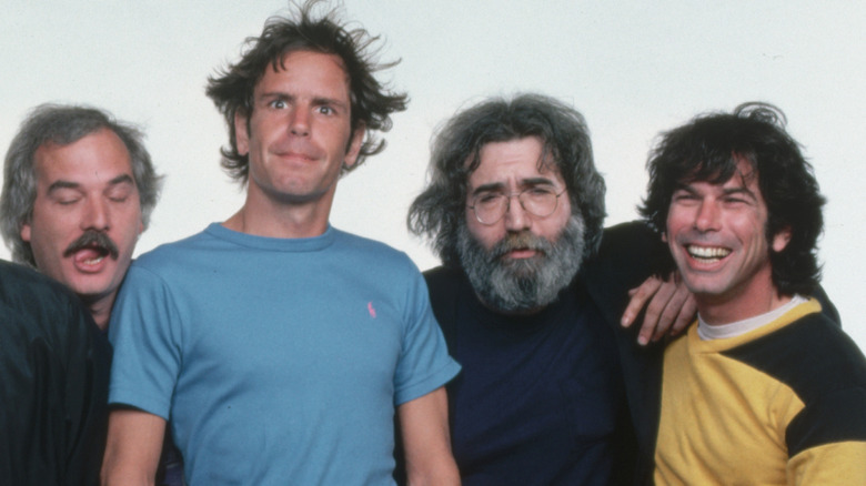 Bob Weir et Jerry Garcia agressés devant la caméra