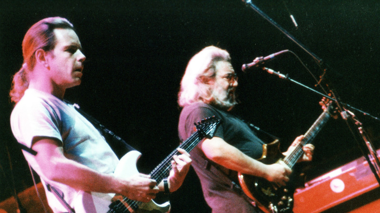 Bob Weir sur scène avec Jerry Garcia à la fin des années 1980