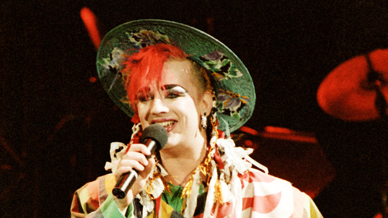 Boy George du Culture Club chantant sur scène au milieu des années 1980