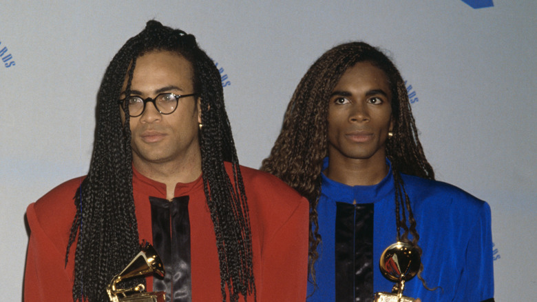 Milli Vanilli tenant ses Grammy Awards