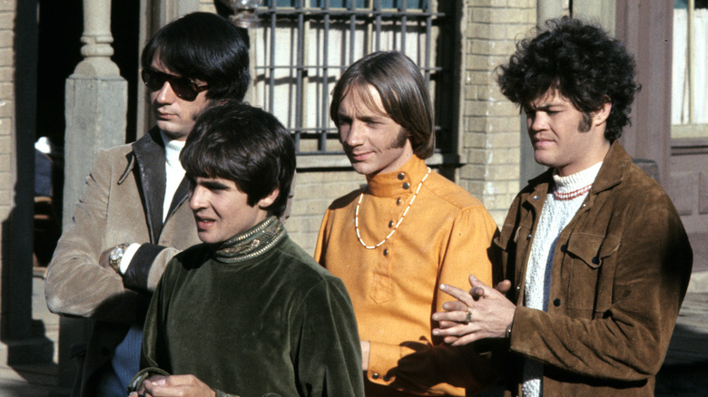 Les membres du groupe Monkees à l'extérieur d'un bâtiment