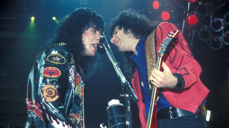 Gene Simmons et Bruce Kulick de Kiss chantant dans le même micro